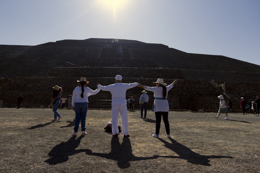 墨西哥上万人登顶金字塔  面朝阳高举双手庆春分