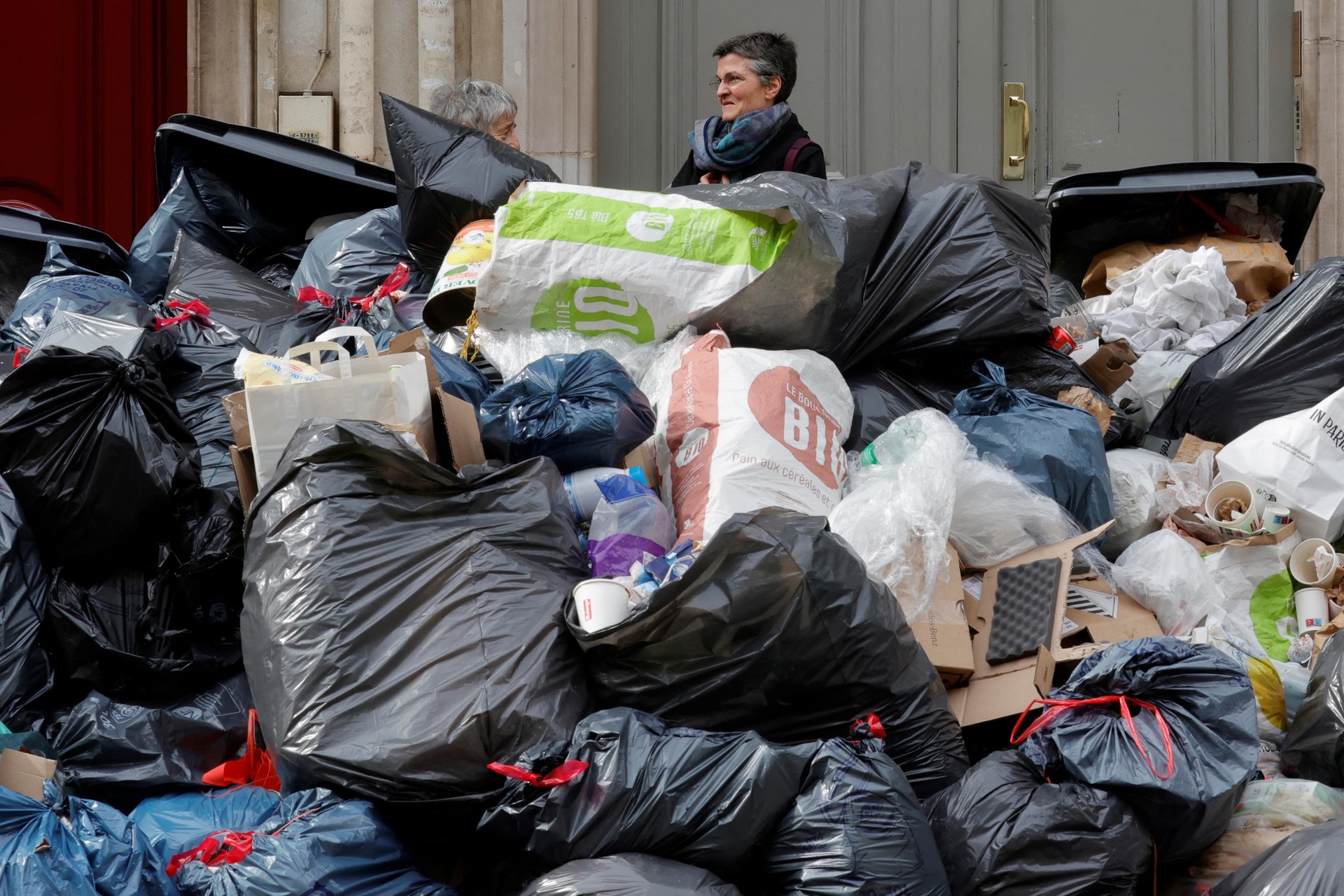 清洁工人罢工反退休改革法 巴黎市内囤积万吨垃圾