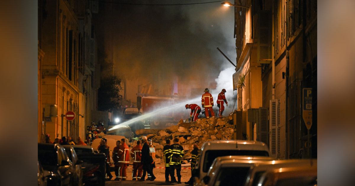 马赛大楼坍塌5人伤  大火阻碍搜救工作 