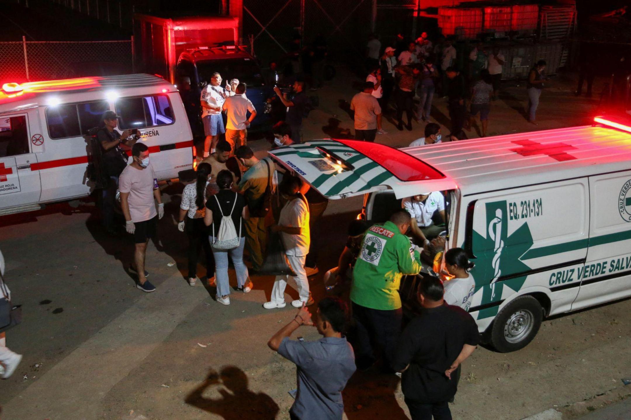 萨尔瓦多足球场爆踩踏事故  至少12人死90伤