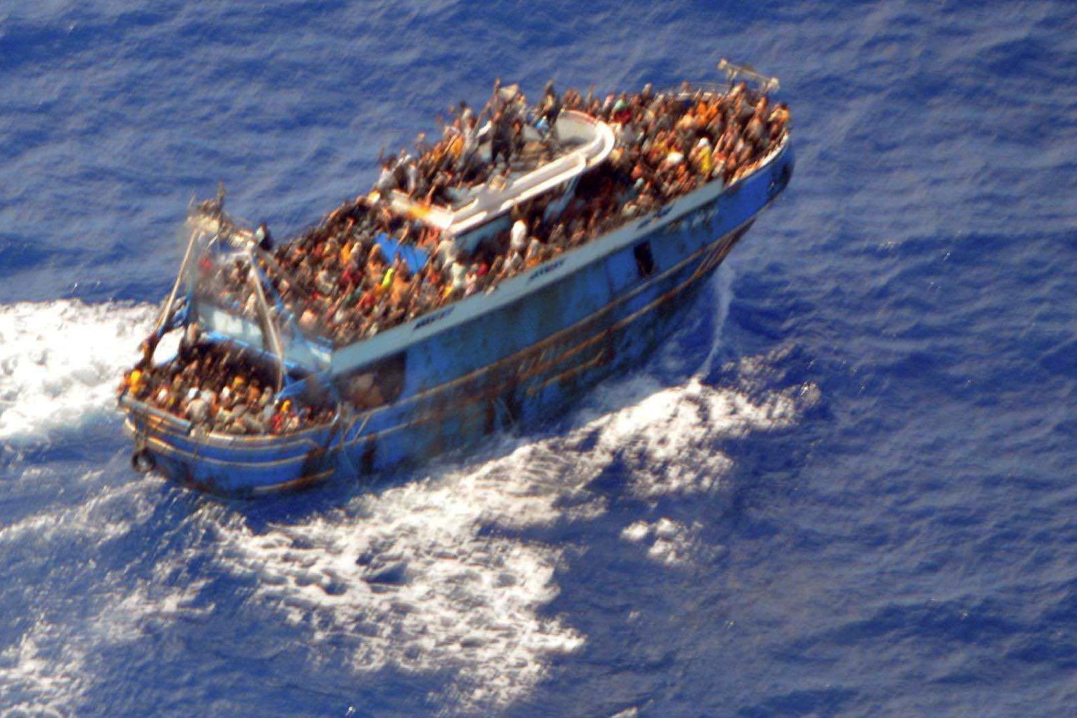 移民船疑超载沉没希腊外海  至少79死数百人失踪