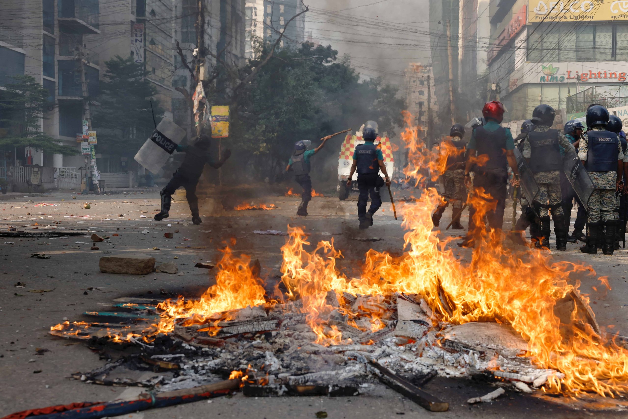 孟加拉反政府示威沦“战区” 激烈警民冲突逾百死伤