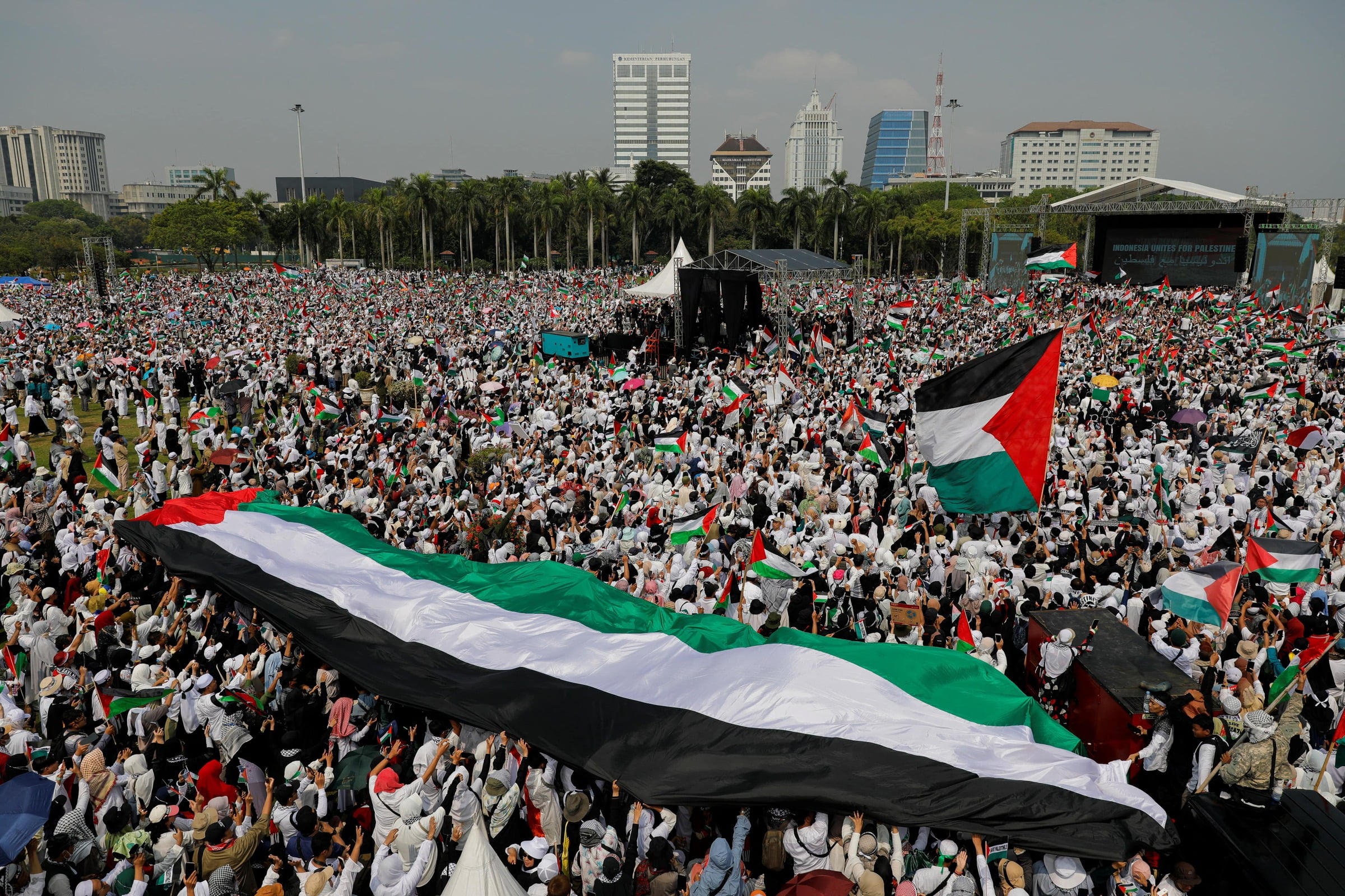 【以巴开战】雅加达万人集会挥舞旗帜    声援巴勒斯坦痛斥以军攻击 