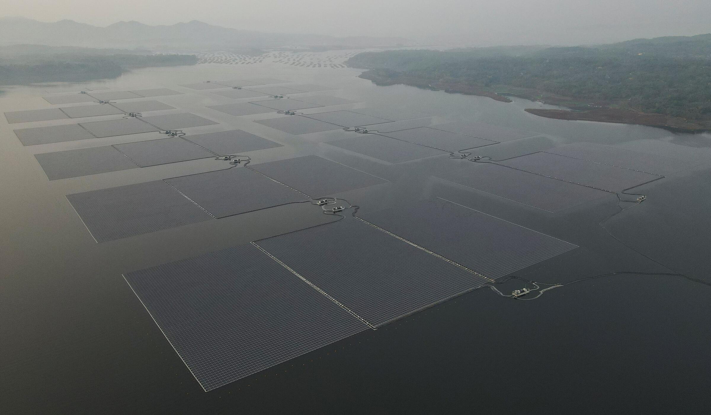 印尼浮动式太阳能发电场启用    堪称东南亚最大主推绿能发电 