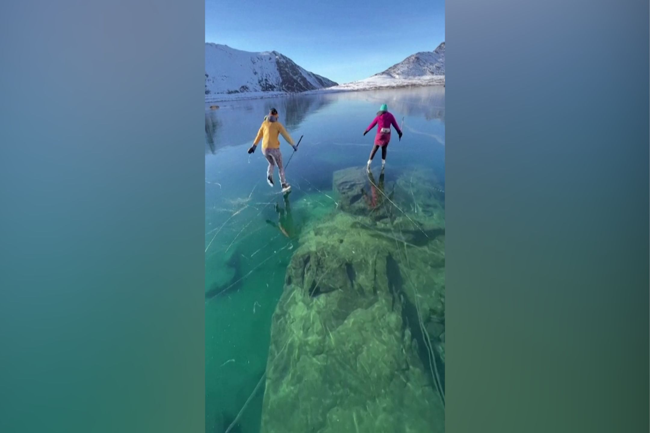 【附视频】寒冷干燥交加湖面结冰  十年一见美景引溜冰潮