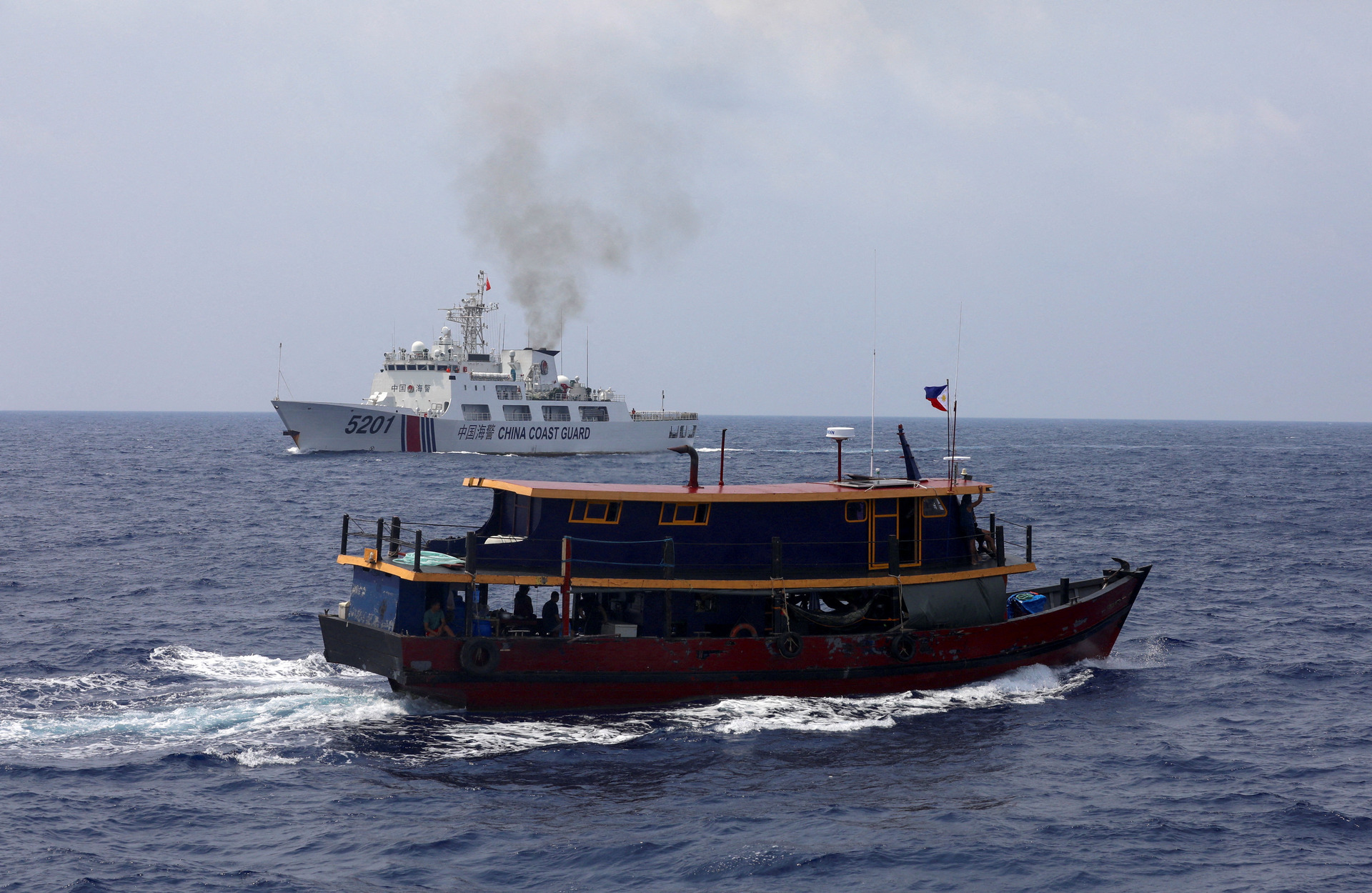 中海警指菲船闯仁爱礁  菲反指危险挑衅射水炮