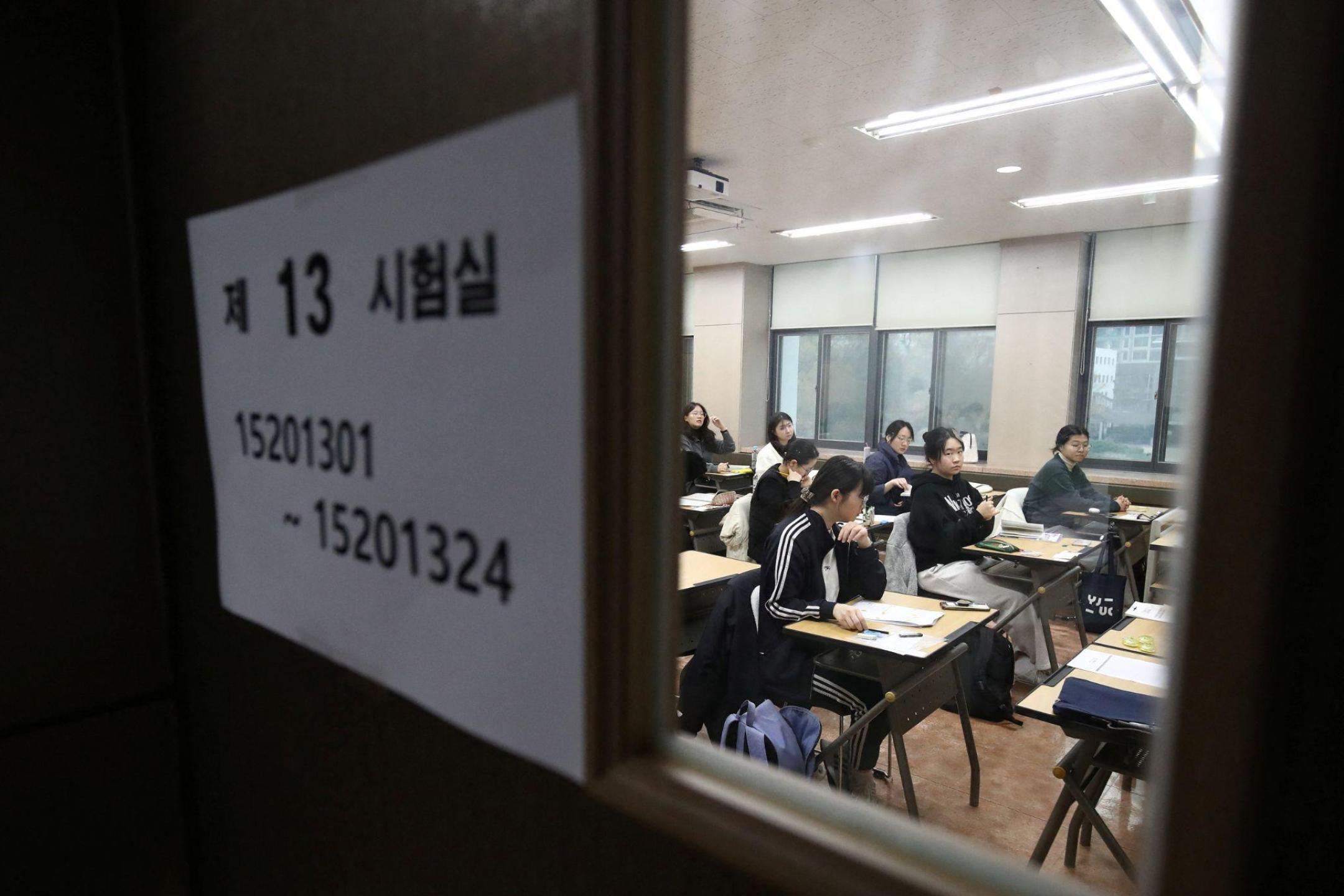 韩国今年高考登场 50万考生奔赴考场