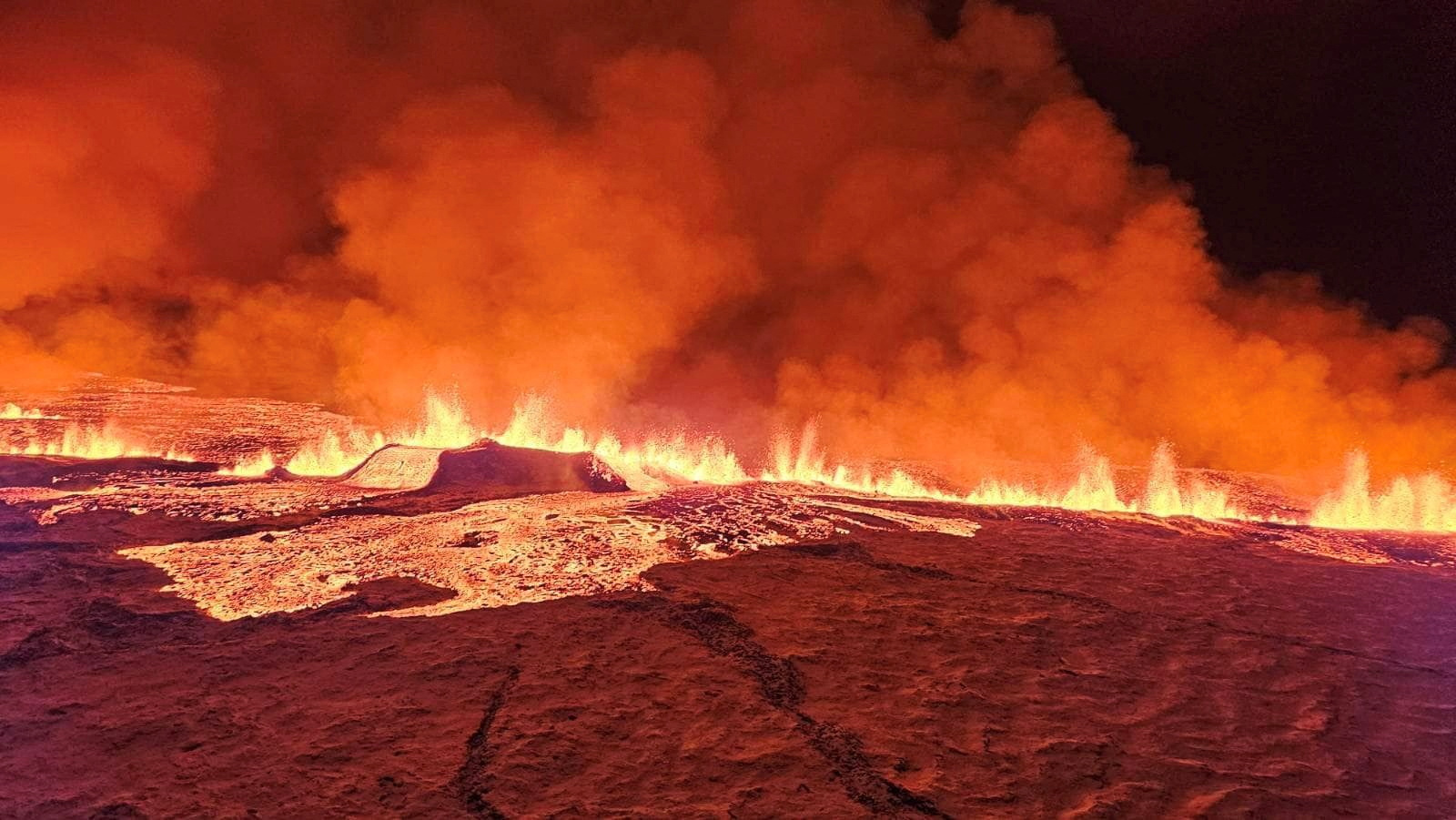 冰岛火山爆发酿空污 火山灰弥漫城镇 