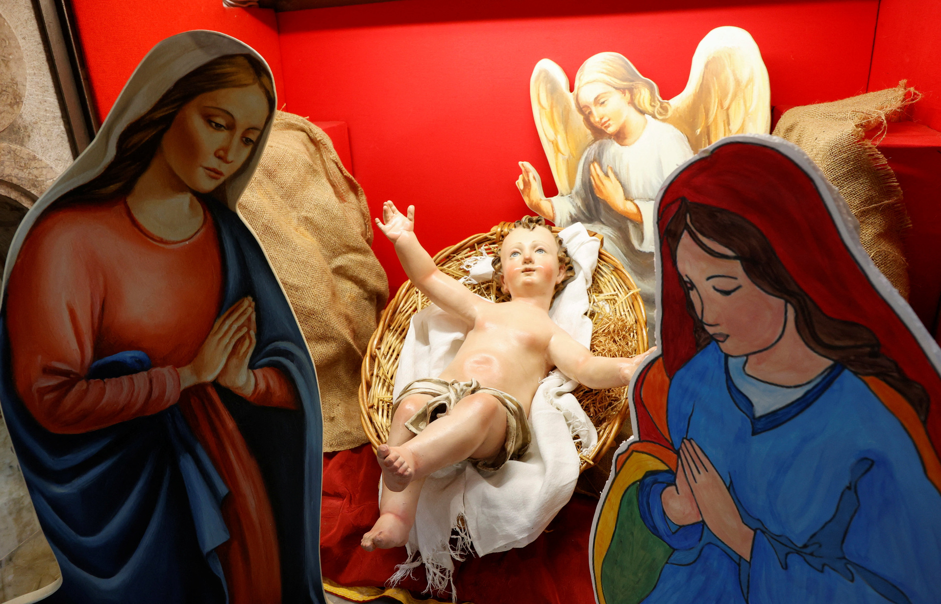 耶稣诞生场景两个母亲像 意大利挺同教堂摆设惹议