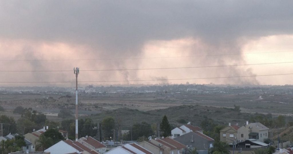加沙地带再次被炮火袭击，多处弥漫着硝烟。——照片：路透社
