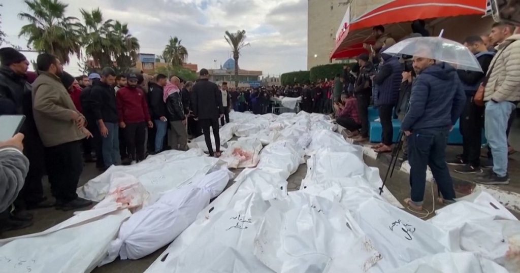 数十名死者的遗体布满在医院外。——画面：路透社