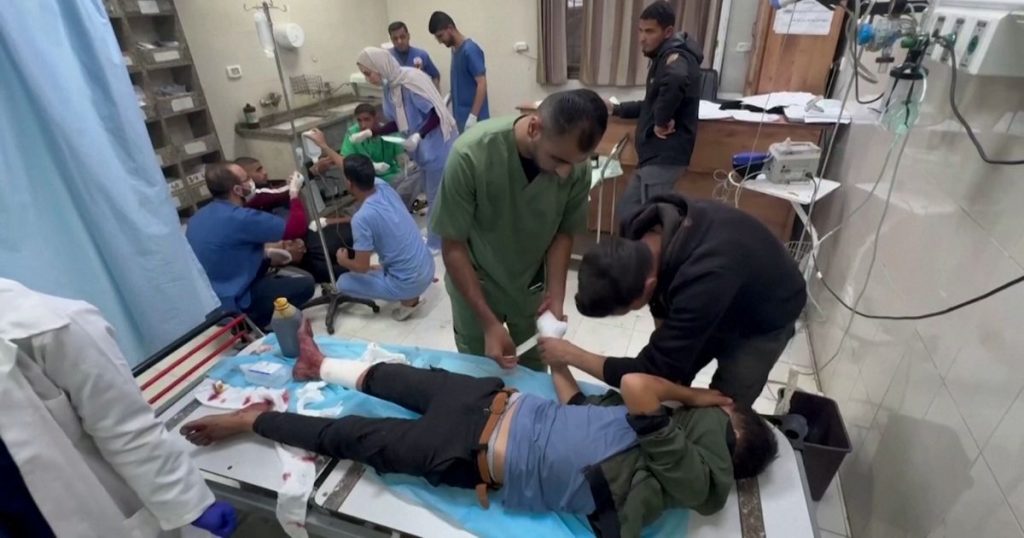 圣诞节不平静，加沙地带持续遭遇空袭，当地医院人满为患。——画面：路透社