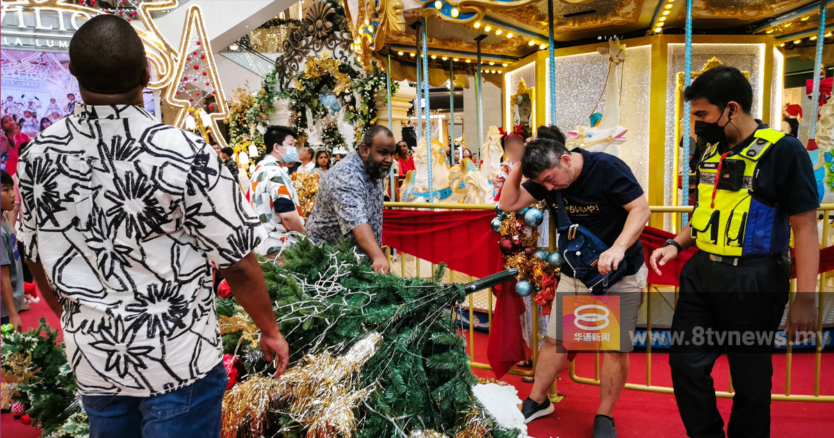 商场圣诞树“从天而降”  正中狮城旅客头部
