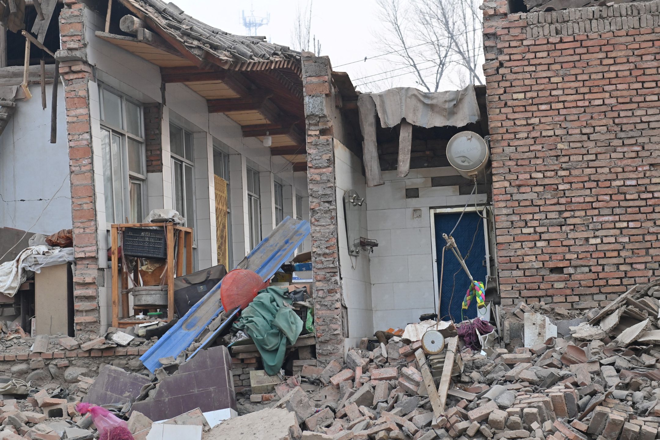 甘肃地震逾860人伤亡 外交部证实无我国公民