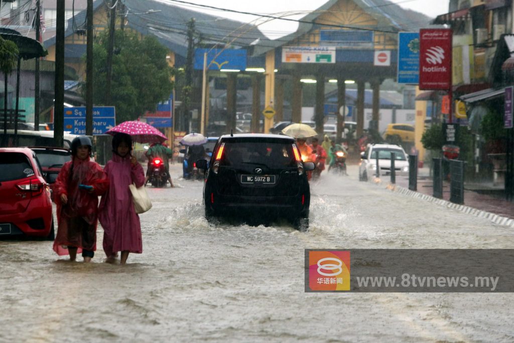 哥乐河水位暴涨，积水淹没兰斗班让城镇大街。——照片：NSTP