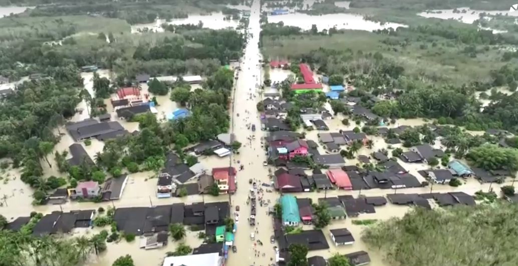 泰南豪雨成灾多区路断  近2万家庭受灾  