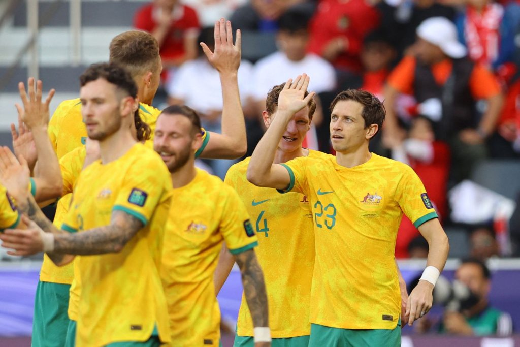 澳洲边锋古德温（图右）在第89分钟为球队锁定胜局，与队友们击掌庆祝。——照片：路透社
