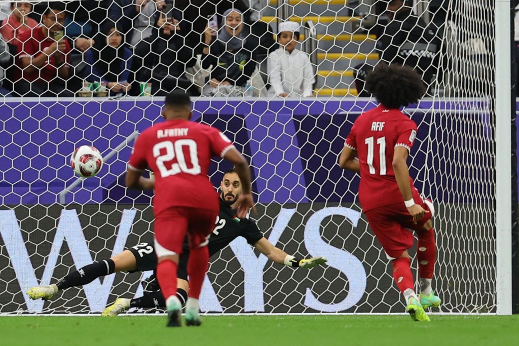 卡塔尔前锋阿菲夫踢进点球，协助球队取胜。——照片：路透社