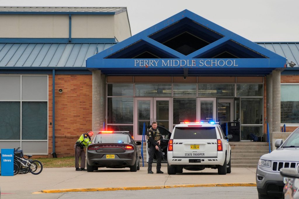美国爱荷华州的佩里高中发生校园枪击案——照片：路透社