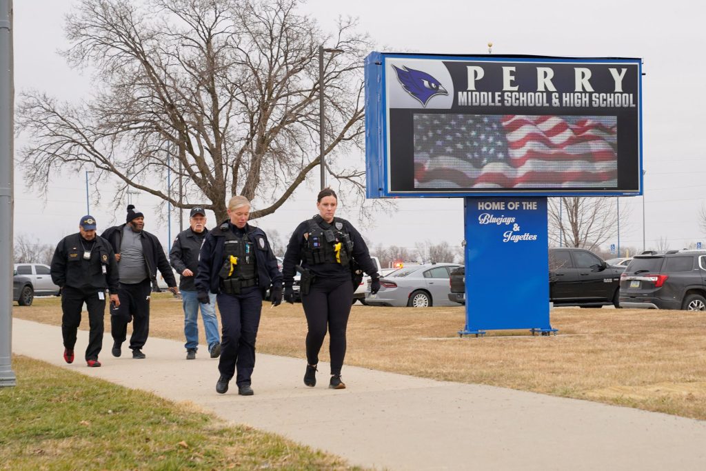美国警方封锁佩里高中附近范围，进一步搜证调查。——照片：路透社