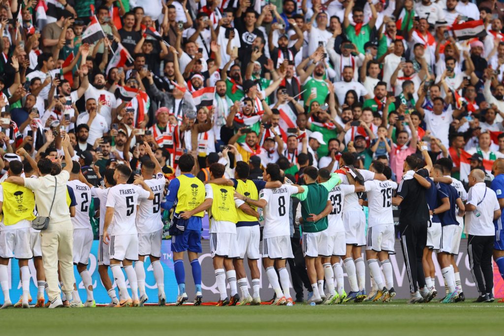 伊拉克最后时刻赢下比赛，球队上下与球迷开心庆祝——照片：路透社