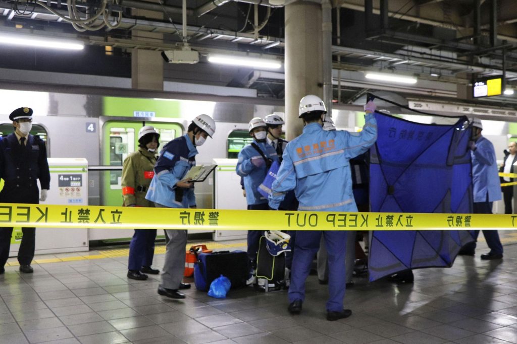 医护人员在东京山手线秋叶原站的列车月台，为伤者检查伤势——照片：路透社