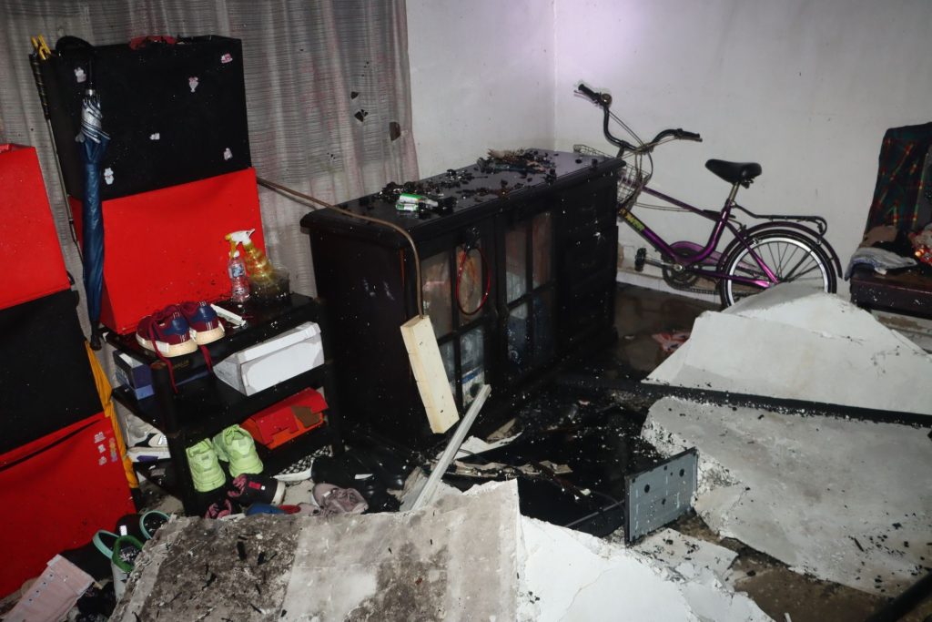 住宅客厅一片狼藉，家具布满火灾灰烬。——照片：Bomba Kuala Lumpur 脸书专页