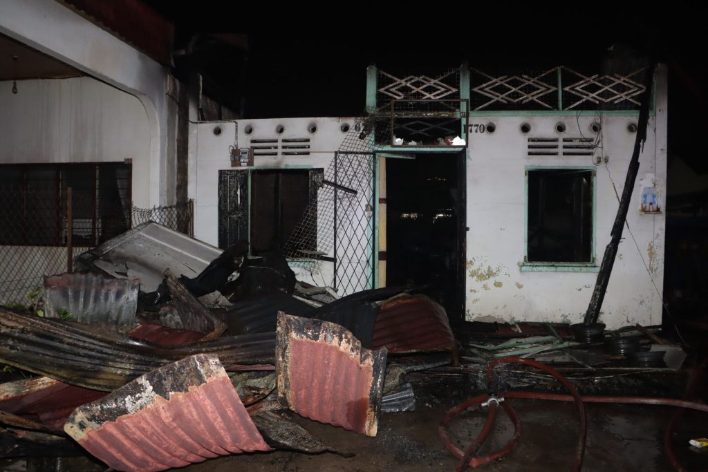 火势扑灭后，遍地可见大块的锌板屋顶碎片。——照片：Bomba Kuala Lumpur 脸书专页