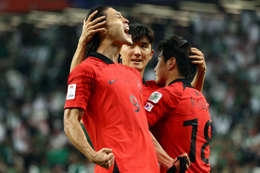 曹圭成（左）在补时最后时刻为韩国扳平比分。——照片：路透社