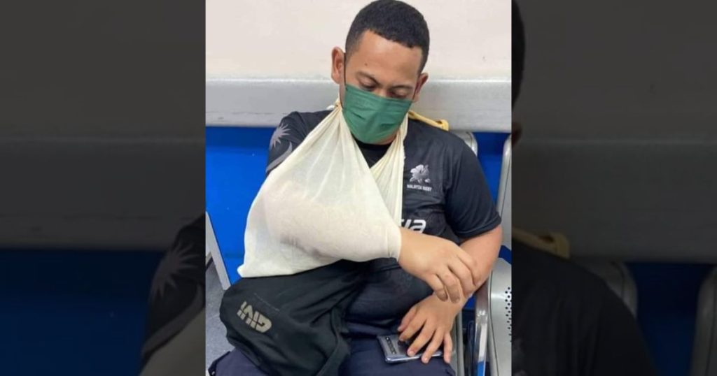 其中一名警员在路障执勤时被嫌犯开车撞及，导致他右手受伤。——照片：大马警方提供