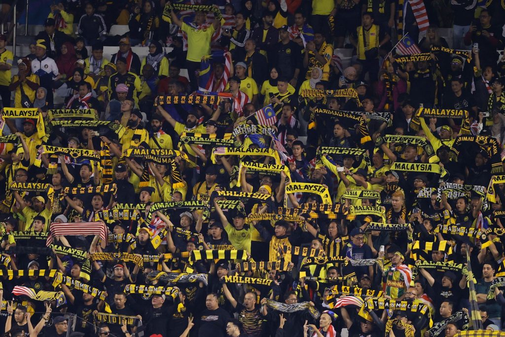 远赴卡塔尔的大马球迷，昨晚在贾西姆本哈马德体育场为“马来亚虎”加油打气。——照片：路透社