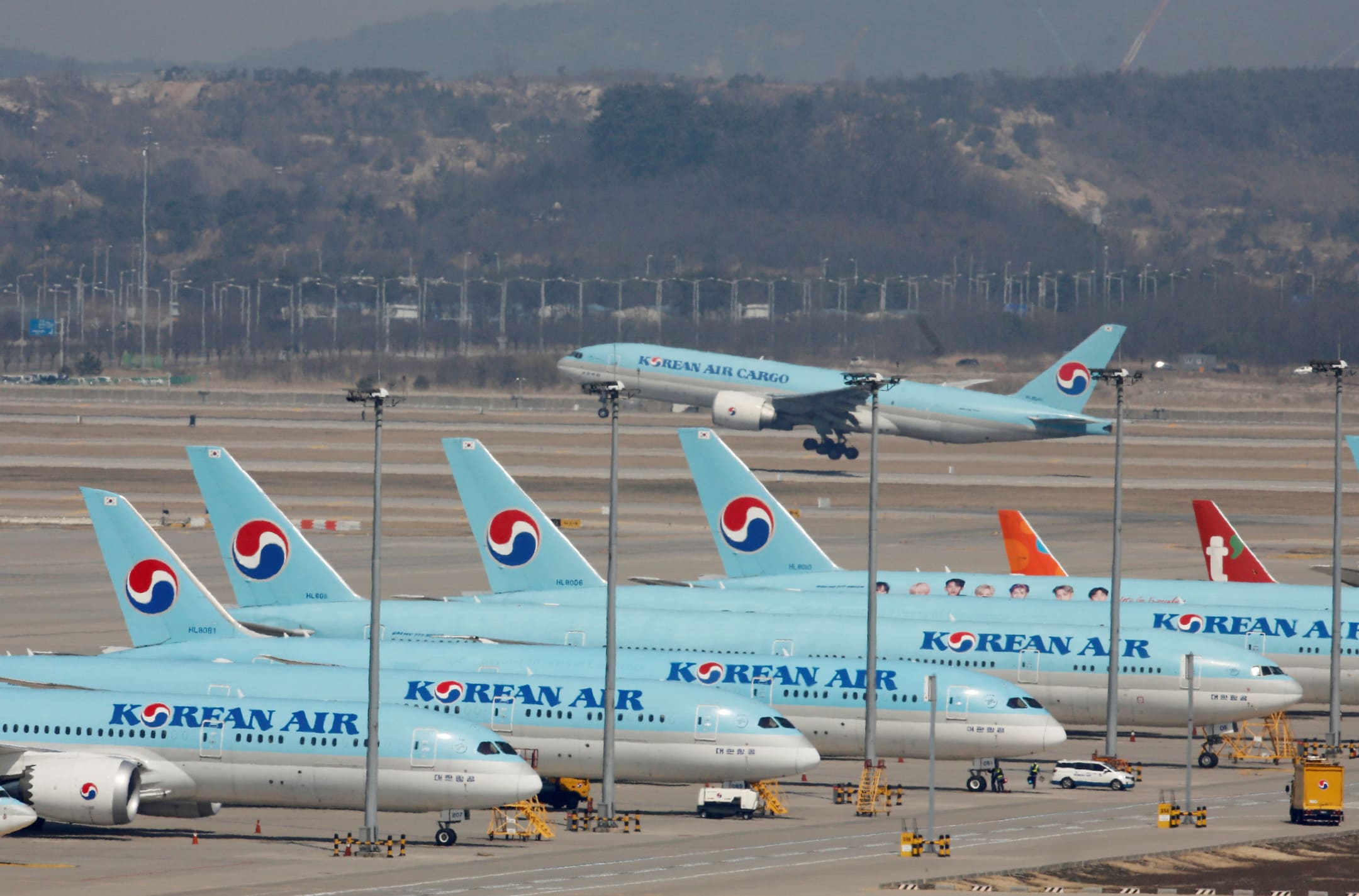 大韩航空客机新千岁机场滑行  碰撞国泰空客机