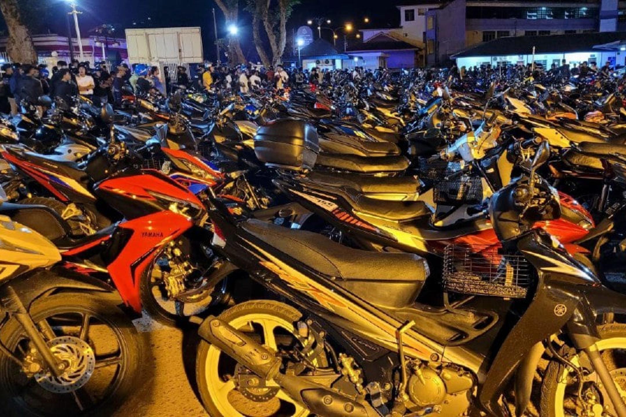 跨年夜涉非法飙摩托 逾400骑士遭逮