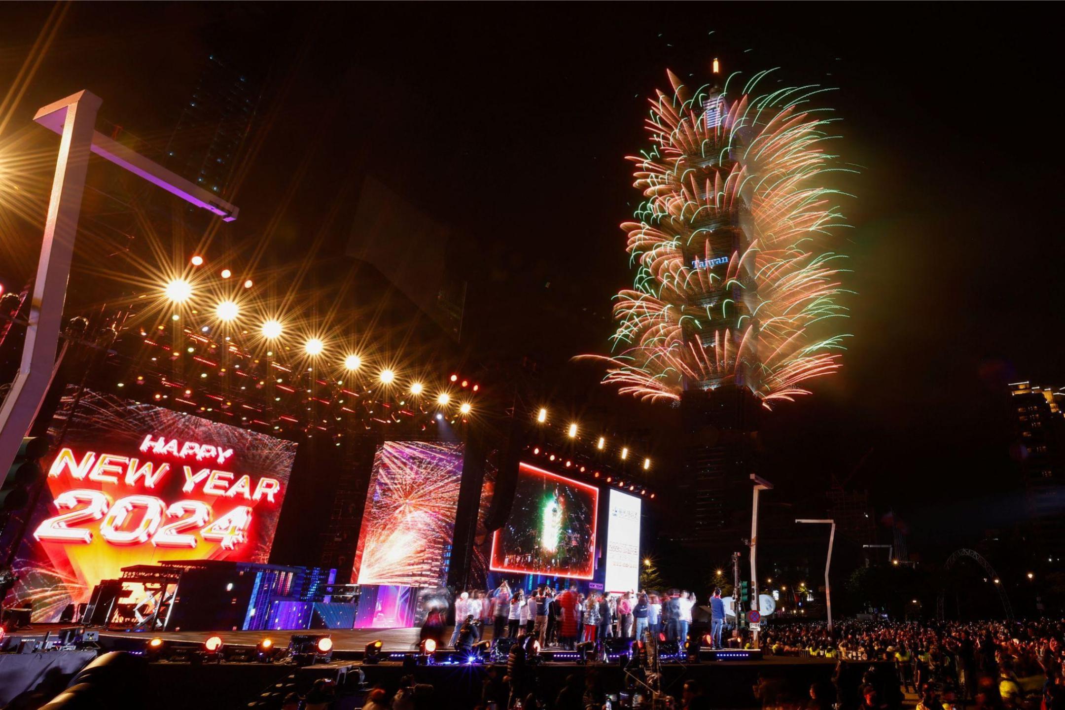 台北101烟火秀迎新年 “彩色世界”象徵多采多姿