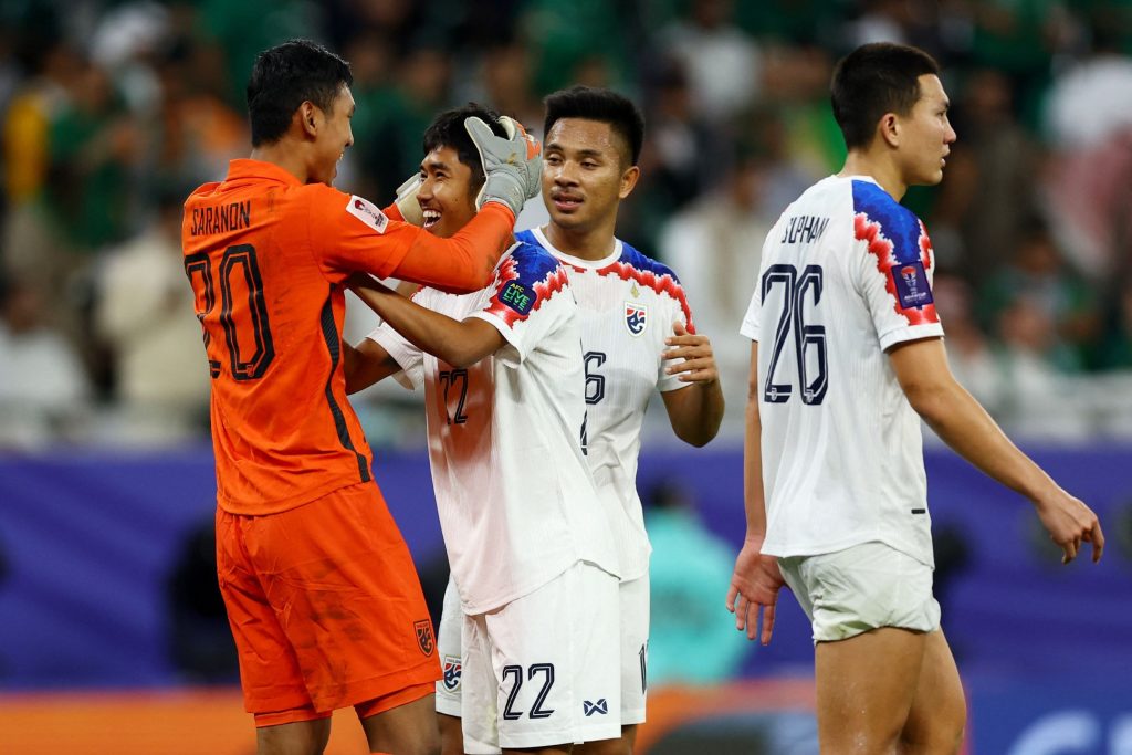 泰国以小组副盟身份晋级，球员们笑逐颜开。——照片：路透社