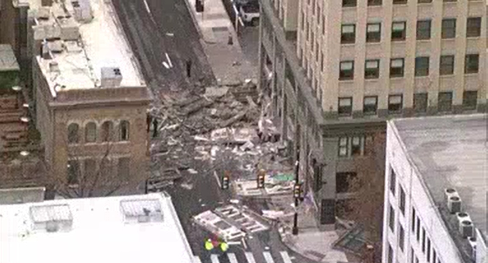 德州酒店爆炸至少21伤  建筑物间瓦砾满堆