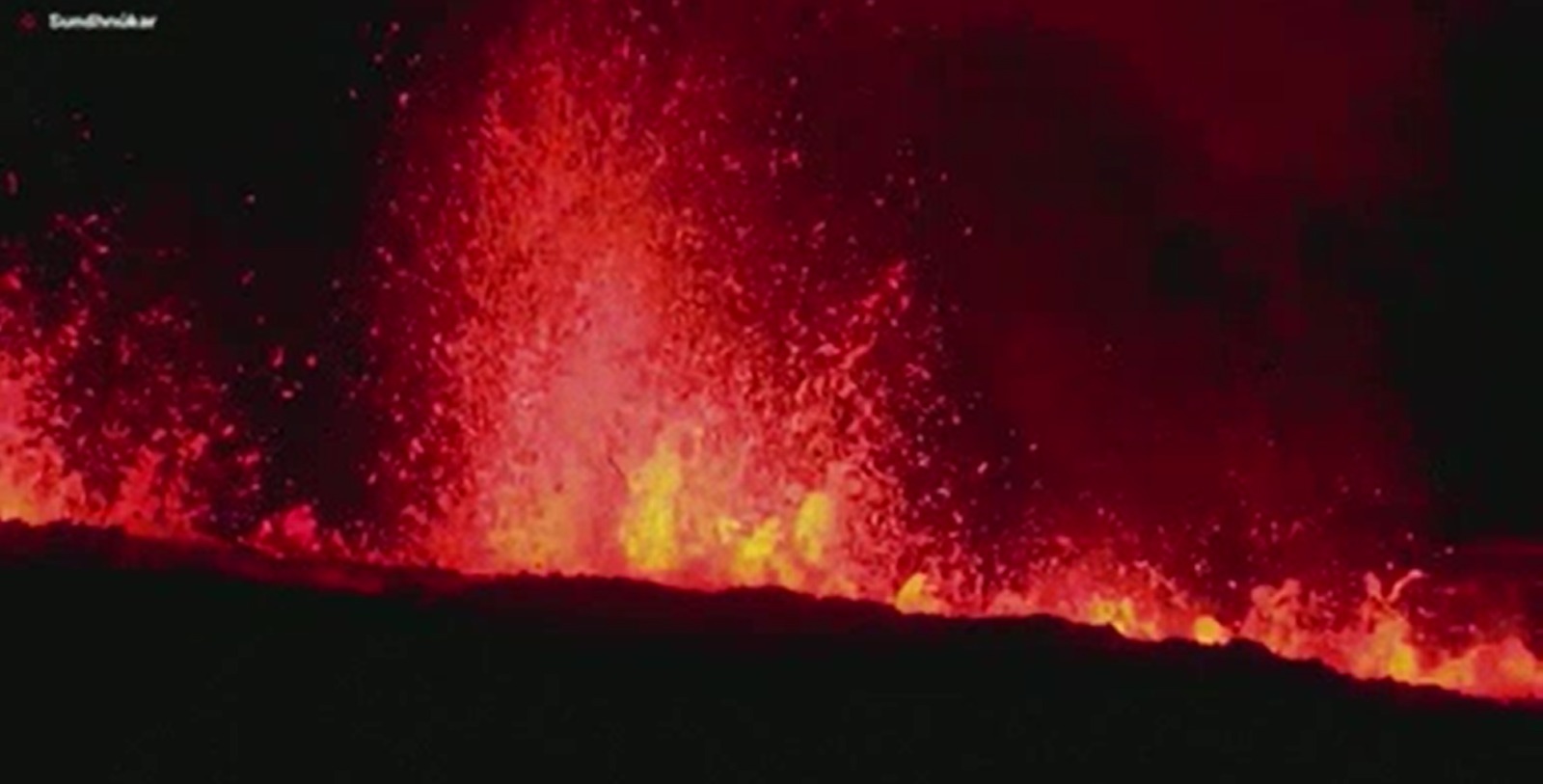 冰岛火山月内二度爆发  地面裂开岩浆直冲城镇