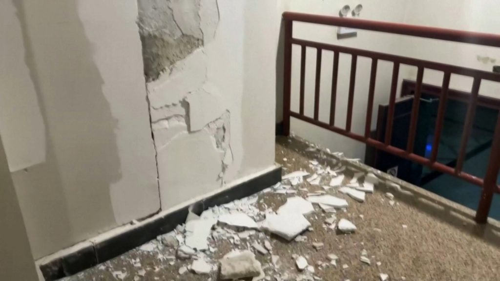 当地居民都感受到强烈震感，其中有的住家墙壁出现裂痕——照片：中国央视