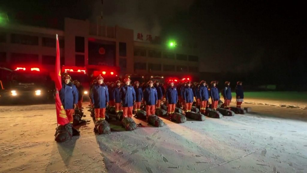 当地消拯局立即动员展开救援行动。——照片：中国央视