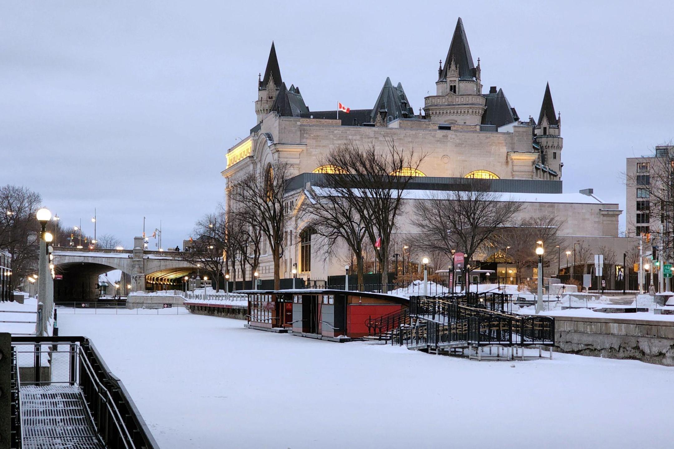 冰足够厚！  加拿大丽都运河滑冰场今冬首开放