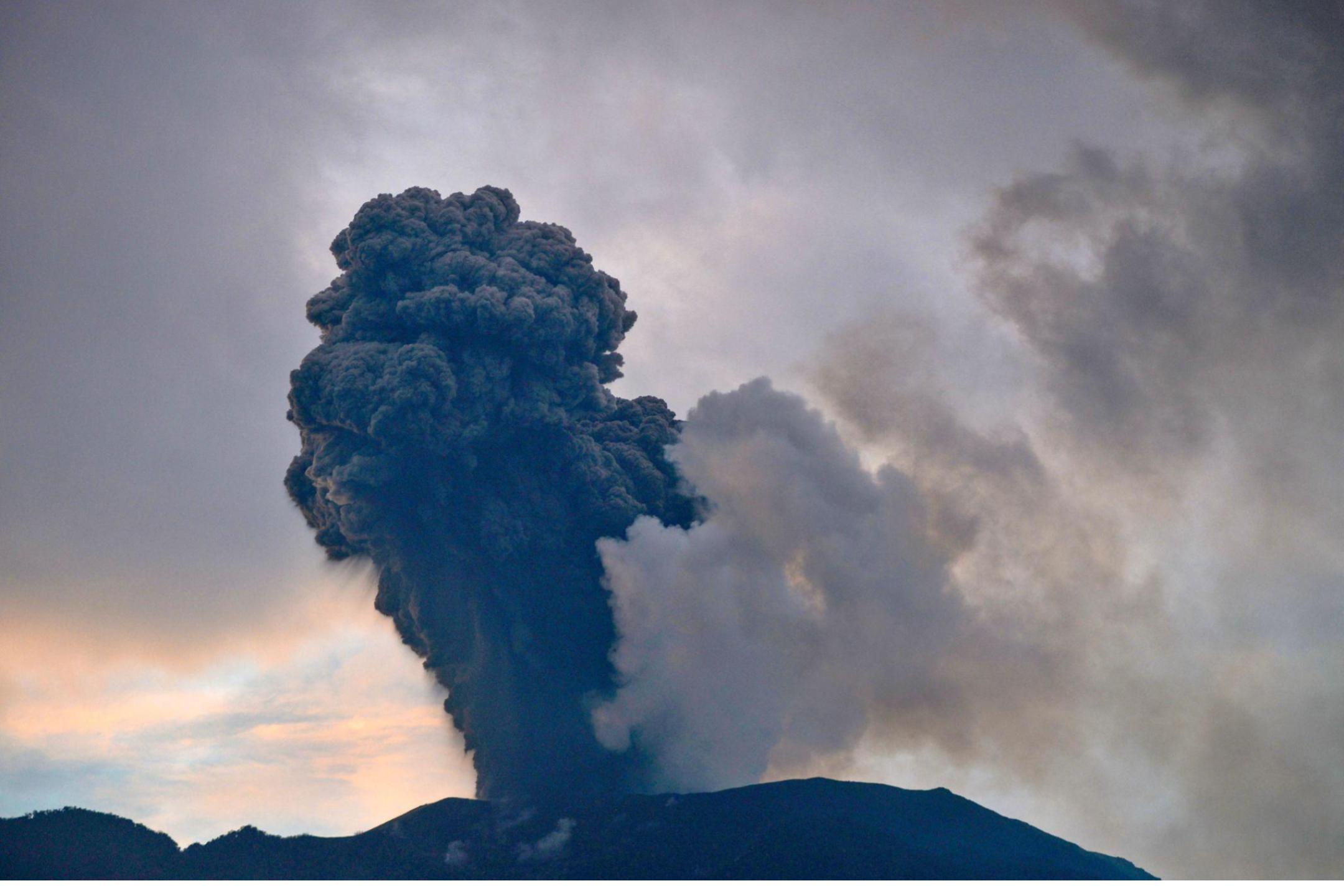 马拉皮火山喷发高度达1.3公里  出现火山灰雨居民疏散