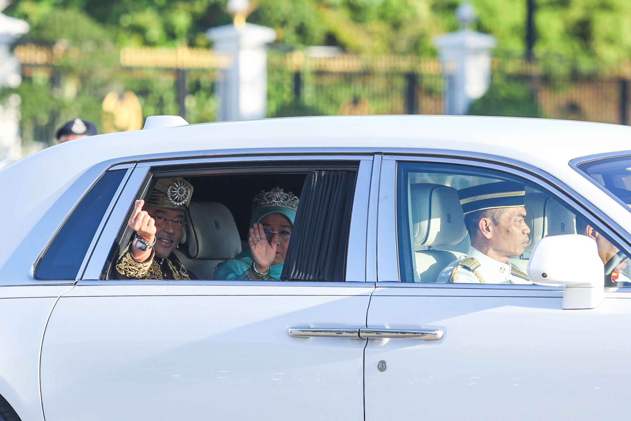国家元首伉俪返回彭亨 仪仗队民众游客一路欢送