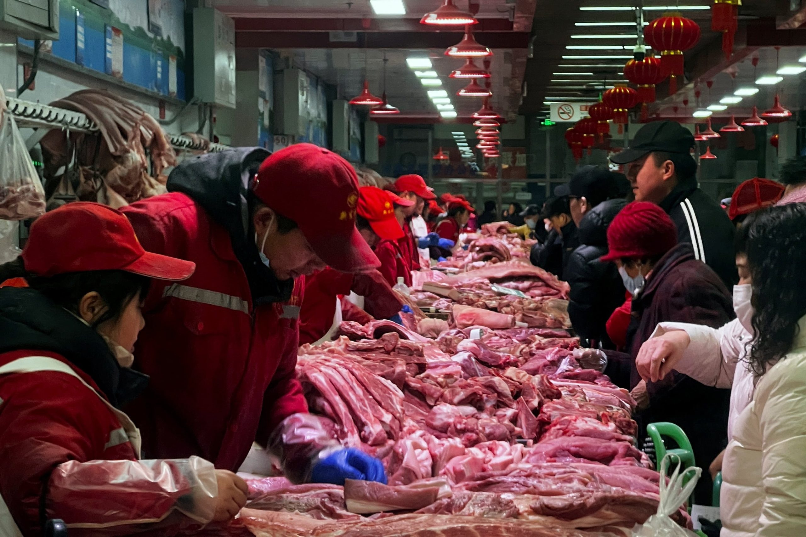 滞销的猪肉与勒紧的裤带  中国经济下行噩兆？