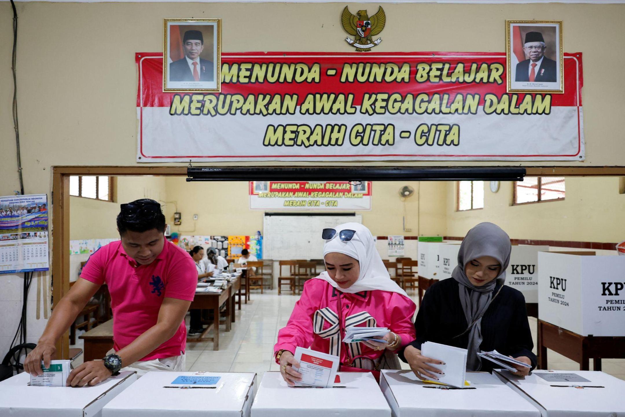 【印尼选举】佐科威携妻投票 普拉博沃完成投票
