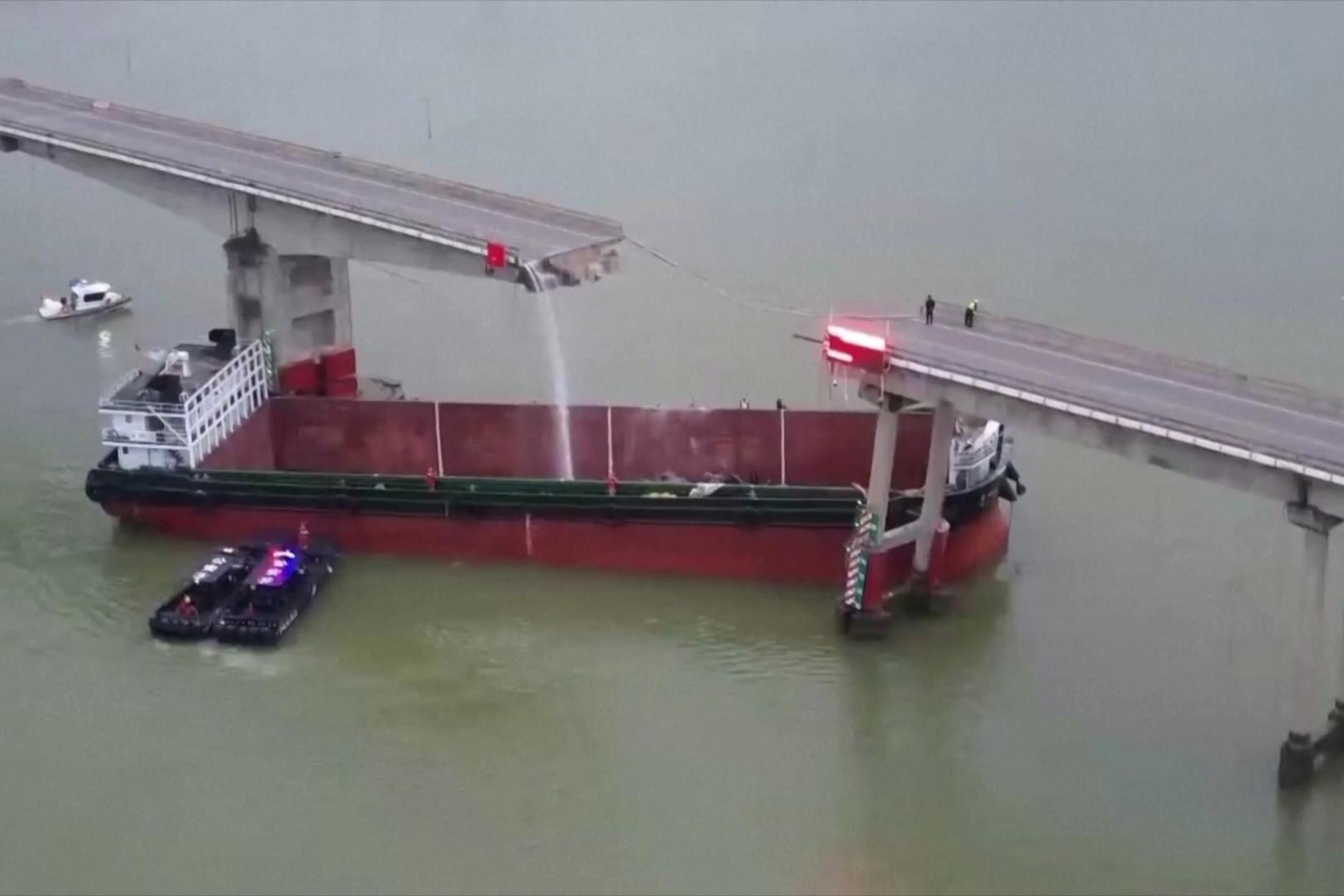 货柜船撞断桥多车落水  酿2死1伤3人失踪