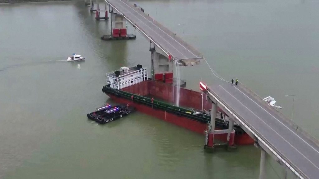 珠江沥心沙大桥断裂意外的死亡人数已经增加至五人。——截图自央视新闻视频