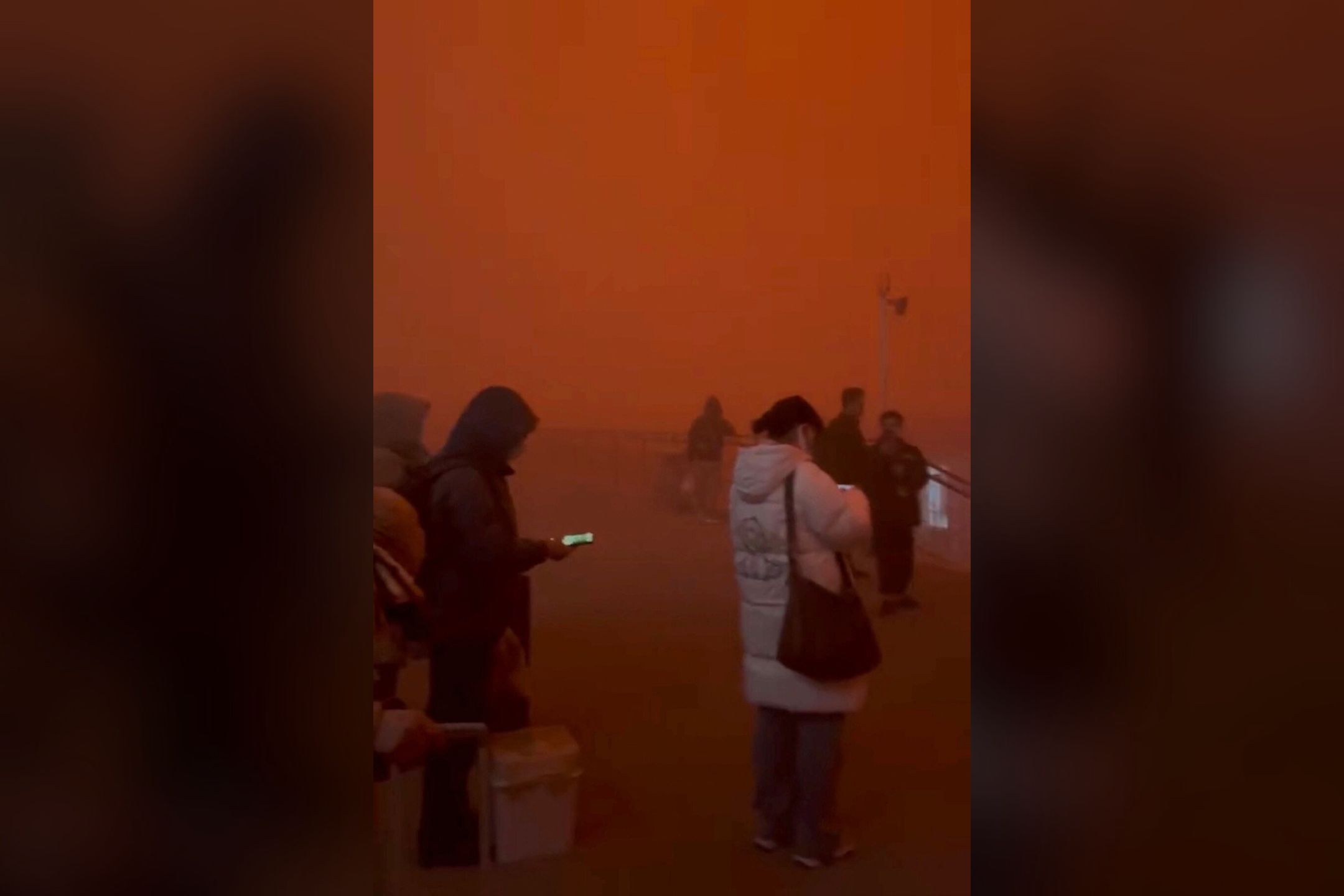 新疆特强沙尘暴 天空赤橙如异世界