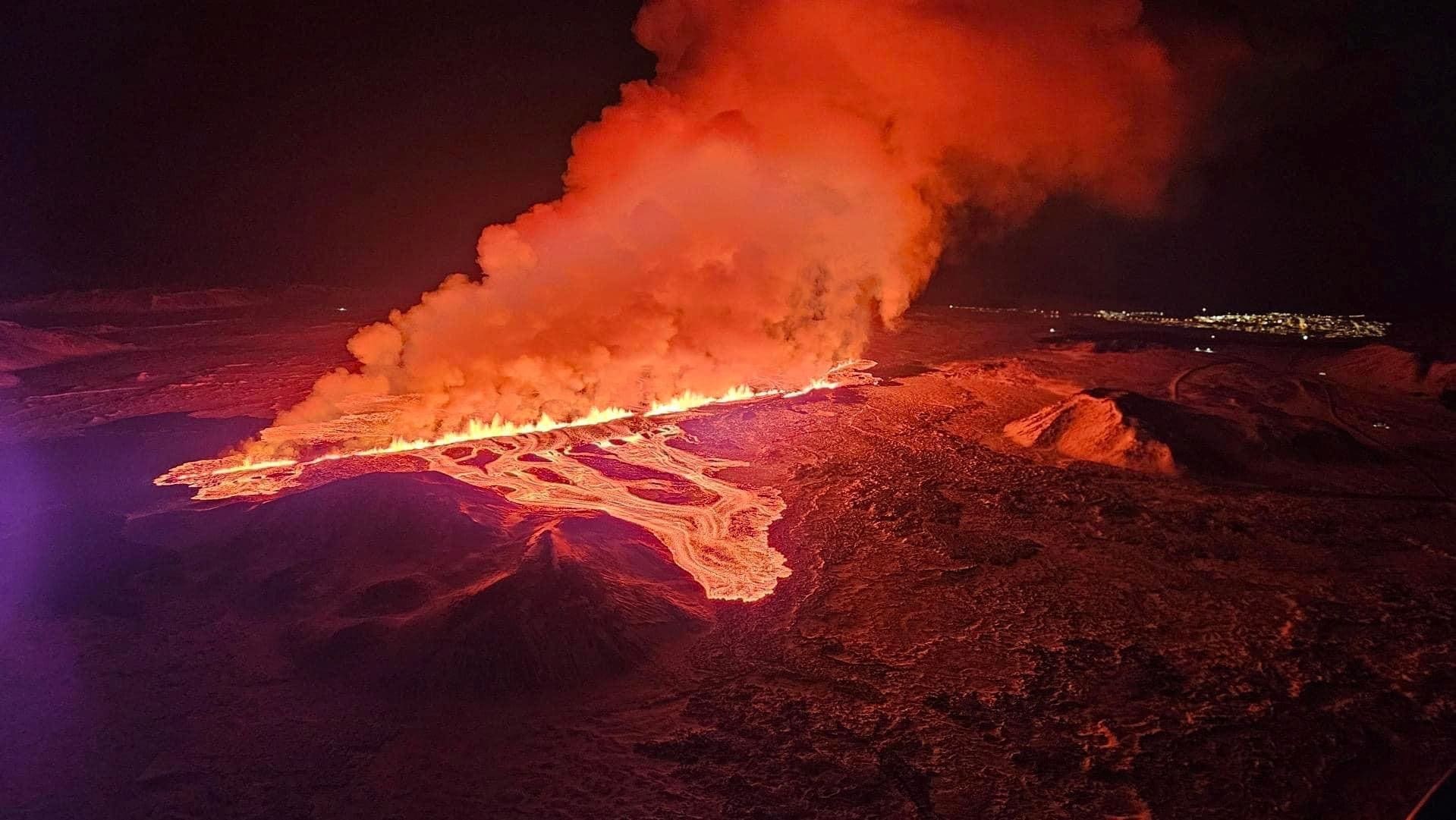 冰岛火山深夜突爆发  岩浆直逼蓝潟湖毁热水管