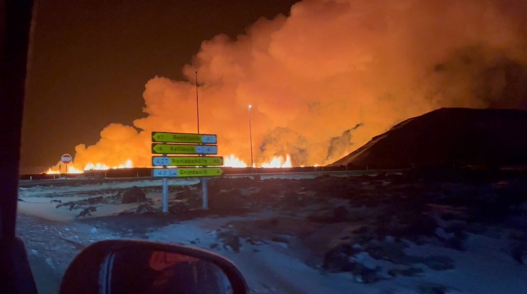 靠近格林达维克镇的火山星期四晚上爆发，从远处都能见一片火焰。——照片：路透社