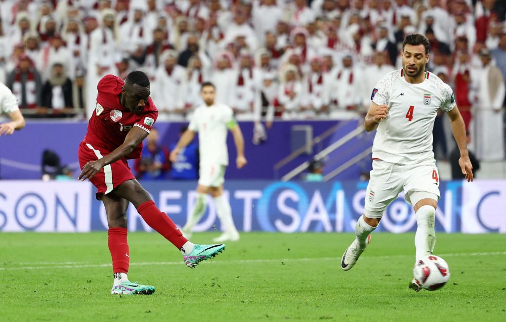 阿尔莫兹阿里把握对手防守漏洞破门得分，为卡塔尔锁定胜局。——照片：路透社